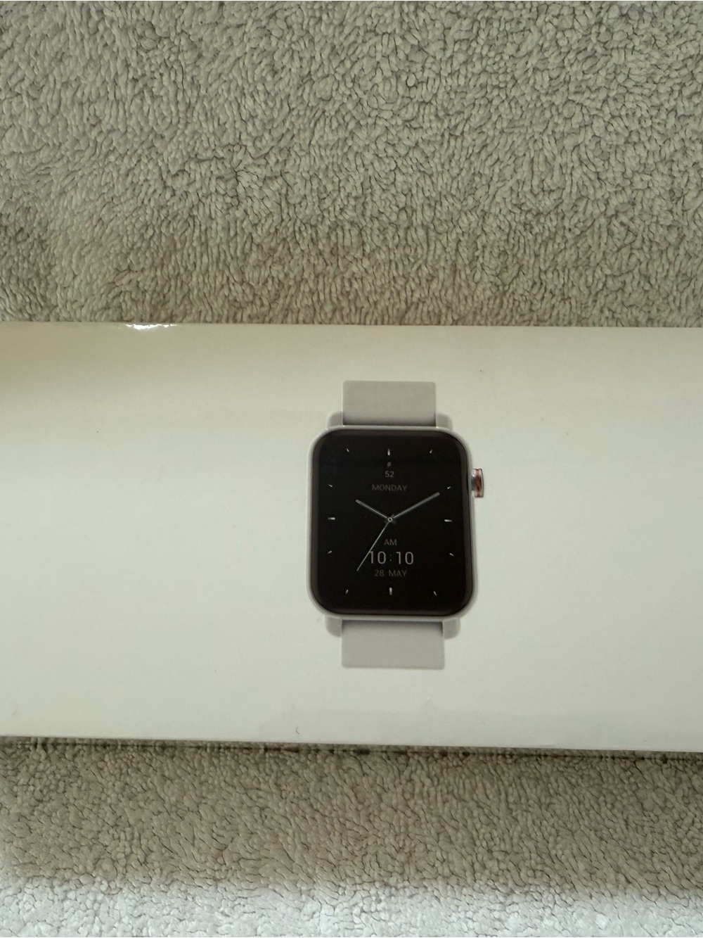 Smartwatch in White — Versatile Everyday Wear - Picture 2 of 9